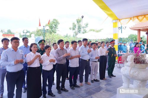 Những ngày này, rất nhiều đoàn thể, nhân dân đã đến dâng hoa, dâng hương.