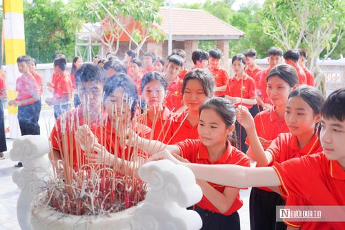Trong đó, có không ít các em học sinh về tìm hiểu thêm về lịch sử của trận địa pháo Bãi Dừa, những chiến công oanh liệt của Đại đội Pháo binh 45 Hà Tĩnh.