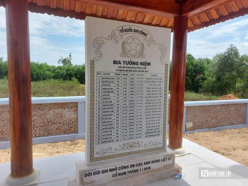 Tấm bia khắc ghi đầy đủ họ tên, địa chỉ những người lính ngã xuống năm xưa.