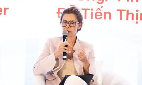 TS Mirjam Staub-Bisang, Chủ tịch HĐQT Quỹ đầu tư Thụy Sĩ cho thị trường mới nổi (SIFEM), Chủ tịch BlackRock Thụy Sĩ gợi mở mô hình tài chính hỗn hợp để xây dựng Silicon Beach. Ảnh XM.