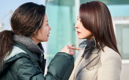 Bộ phim phơi lộ những bí mật hậu trường nhơ bẩn của giới chính khách và tài phiệt.
