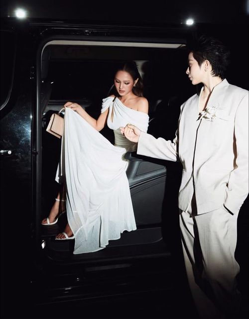 Gil Lê thể hiện sự chu đáo dành cho Xoài Non mỗi khi xuất hiện ở chốn đông người. Ảnh: FBNV