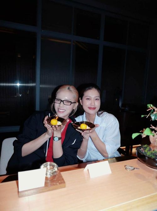 Khoảnh khắc giản dị nhưng đầy năng lượng tích cực của hai nàng hậu. (Nguồn: FBNV)