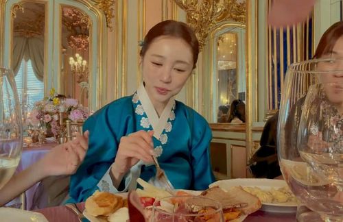 Yoon Eun Hye tại đám cưới bạn thân.