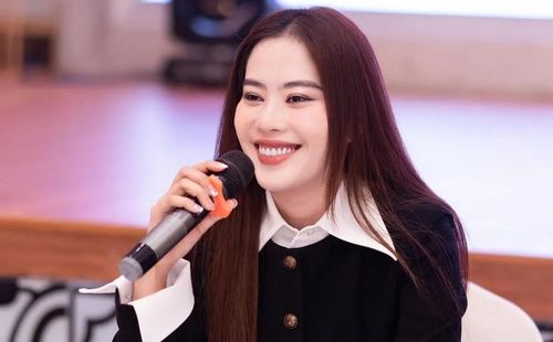 Nam Em thành công khi chuyển từ người đẹp sang ca hát, tuy nhiên sự nghiệp lên xuống thất thường vì các ồn ào đời tư.