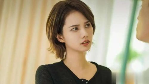 Khương Bội Dao ghi nhận 38.000 fan mới nhờ vai Diêu Tinh Tinh trong Tình Yêu Có Pháo Hoa. Là bạn thân của nữ chính Tiền Phi, Diêu Tinh Tinh được yêu mến bởi sự thẳng thắn, giàu năng lượng và luôn sẵn sàng đứng ra bảo vệ người thân cận. Bên cạnh nét nghĩa khí, nhân vật vẫn có những khoảnh khắc mềm yếu trong chuyện tình cảm, khiến hình tượng trở nên gần gũi hơn. Đáng chú ý, Khương Bội Dao đồng thời xuất hiện trong Hồ Sơ Nam Bộ với vai Trương Hải Kỳ, cho thấy độ phủ sóng của nữ diễn viên ở thời điểm hiện tại.
