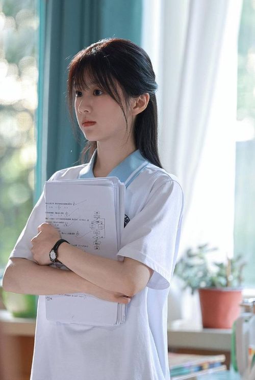 Bao Thượng Ân xếp thứ năm với 24.800 fan tăng thêm khi hóa thân thành Chu Vãn trong Mùa Hè Nồng Nhiệt. Chu Vãn là một nữ sinh giỏi giang, sống khép kín, kiên cường và có phần bướng bỉnh. Vì cần tiền phẫu thuật cho bà nội, cô buộc phải tiếp cận Lục Tây Kiêu, từ đó bước vào một mối quan hệ nhiều biến động. Câu chuyện của Chu Vãn trải dài từ học đường đến công sở trong 10 năm, tạo điều kiện để nhân vật bộc lộ nhiều thay đổi. Bao Thượng Ân gây thiện cảm khi thể hiện được sự cứng cỏi của một cô gái sớm phải gánh vác, đồng thời giữ lại những rung động mong manh của tuổi trẻ.