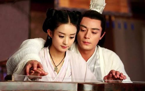 Phát sóng năm 2015, Hoa Thiên Cốt là một trong những tác phẩm tiên hiệp tạo ảnh hưởng rõ nét trong giai đoạn dòng phim chuyển thể bùng nổ. Phim kể về Hoa Thiên Cốt, cô gái mang số mệnh đặc biệt, từ nhỏ đã thu hút yêu ma và sau đó bái Bạch Tử Họa, chưởng môn Trường Lưu, làm sư phụ. Trớ trêu thay, Hoa Thiên Cốt lại là sinh tử kiếp của Bạch Tử Họa, khiến mối quan hệ sư đồ của họ bị đẩy vào nhiều bi kịch. Triệu Lệ Dĩnh và Hoắc Kiến Hoa tạo nên cặp đôi màn ảnh được yêu thích, trong khi hành trình Hoa Thiên Cốt từ cô gái yếu đuối trở thành Yêu Thần giúp nhân vật này để lại dấu ấn sâu đậm với khán giả.