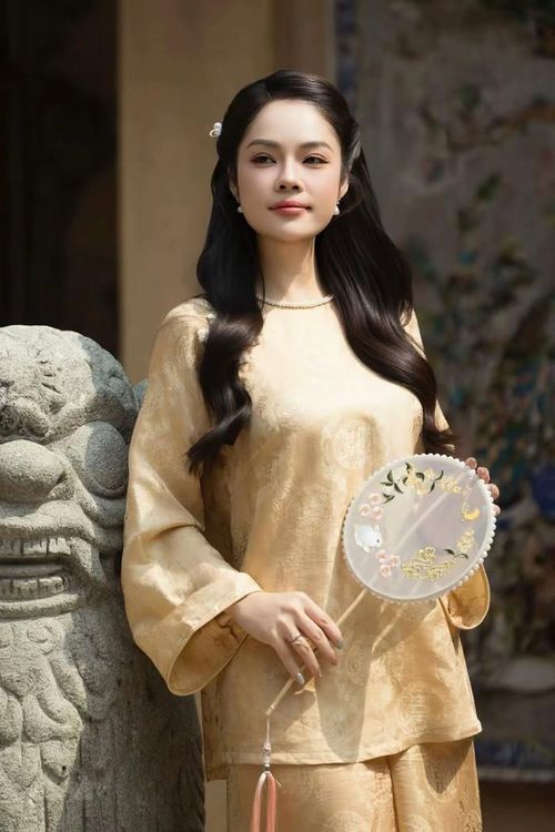 Dương Cẩm Lynh nhận mưa lời khen khi hóa thân thành quý cô xưa trong bộ bà ba. (Nguồn: FBNV)