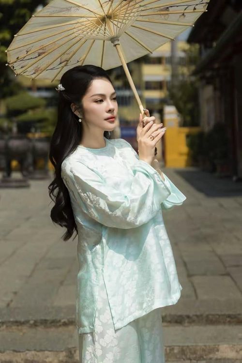 Dương Cẩm Lynh ngày càng mặn mà, diện bộ bà ba vẫn nổi bật thần thái sang trọng ở tuổi U45. (Nguồn: FBNV)