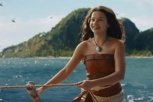 Tạo hình mạnh mẽ của tân binh Catherine Laga’aia trong vai cô bé Moana kiên cường trên con thuyền vượt đại dương. Ảnh: Disney +