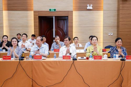 Từ phải sang trái: Nguyên Bí thư TƯ Đảng, nguyên Trưởng ban Dân vận TƯ, Phó Chủ tịch không chuyên trách UBTƯ MTTQ Việt Nam Hà Thị Khiết; Ủy viên TƯ Đảng, Phó Chủ tịch UBTƯ MTTQ Việt Nam, Chủ tịch Hội LHPN Việt Nam Lê Thị Thủy; Ủy viên TƯ Đảng, Phó Chủ tịch UBTƯ MTTQ Việt Nam, Bí thư thứ nhất TƯ Đoàn Bùi Quang Huy; nguyên Ủy viên TƯ Đảng, Phó Chủ tịch UBTƯ MTTQ Việt Nam, Chủ tịch Hội Cựu chiến binh Việt Nam, Thượng tướng Bế Xuân Trường tham dự hội nghị.