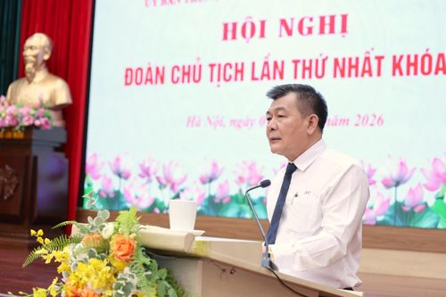 Phó Chủ tịch UBTƯ MTTQ Việt Nam Nguyễn Đức Phong trình bày tóm tắt Báo cáo kết quả công tác Mặt trận 6 tháng đầu năm và nhiệm vụ trọng tâm công tác Mặt trận 6 tháng cuối năm 2026
