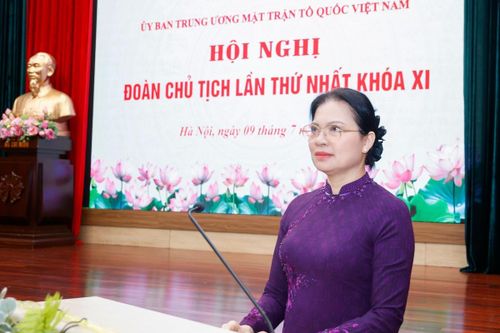 Ủy viên TƯ Đảng, Phó Chủ tịch - Tổng Thư ký UBTƯ MTTQ Việt Nam Hà Thị Nga đã trình bày Tờ trình xin ý kiến về dự thảo Quy chế hoạt động của Ủy ban Trung ương, Đoàn Chủ tịch, Ban Thường trực Ủy ban Trung ương MTTQ Việt Nam khóa XI, nhiệm kỳ 2026 - 2031