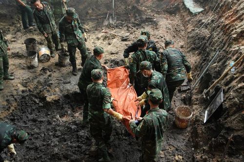 Bộ hài cốt thứ 5 tìm thấy trong ngày được các chiến sĩ cẩn trọng đưa lên khỏi rãnh chôn