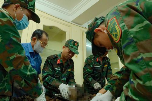 Mỗi khi có hài cốt hoặc di vật được tìm thấy sẽ lập tức được đưa ngay vào "khu vực lấy mẫu và lưu mẫu" để phân loại, xử lý