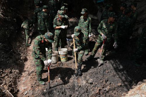Đầu giờ chiều, sau khi hoàn tất công tác mở rộng bằng cơ cơ giới, lực lượng tìm kiếm, quy tập hài cốt liệt sĩ bắt đầu đào thủ công