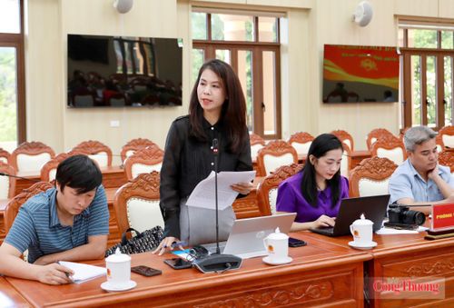 Phóng viên Báo Công Thương thường trú tại Lai Châu trao đổi tại buổi họp báo.