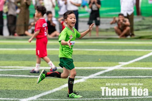 Thiệu Hóa (áo xanh) càng thi đấu càng thể hiện bản lĩnh.