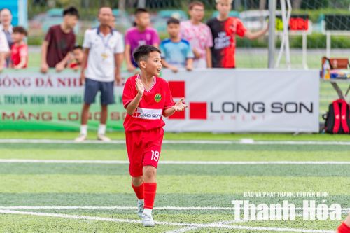 Gia Khánh đang là ngôi sao sáng nhất ở tập thể U10 phường Hạc Thành.