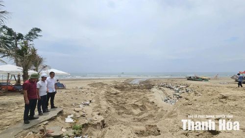 Các đơn vị chức năng phường Sầm Sơn có mặt tại cửa cống C4 để ghi nhận, xử lý hiện trạng.