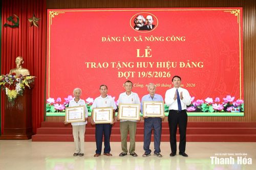 Phó Bí thư Thường trực Đảng ủy xã Nông Cống Trương Công Tuấn trao Huy hiệu Đảng cho các Đảng viên 55 năm tuổi Đảng.