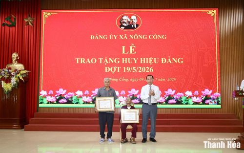 Bí thư Đảng ủy, Chủ tịch HĐND xã Nông Cống Võ Mạnh Sơn trao Huy hiệu Đảng cho đảng viên 60 năm tuổi Đảng.