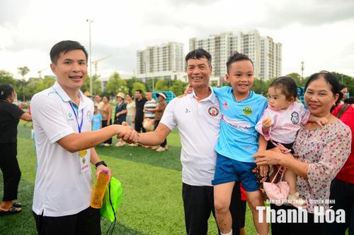 "Đội U8 Nghi Sơn tập trung cao độ trong khoảng hai tháng trước giải. Trung bình mỗi tuần các em tập từ 3 đến 4 buổi, riêng giai đoạn cận giải tăng lên 4 đến 5 buổi/tuần. Ban huấn luyện luôn yêu cầu các cầu thủ ra sân với tinh thần quyết chiến, quyết thắng, thi đấu hết mình và tuân thủ chặt chẽ đấu pháp đã đề ra", anh Chung chia sẻ.