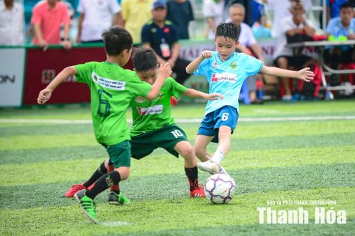 Tinh thần thi đấu kỷ luật, sự gắn kết trong lối chơi cùng bản lĩnh ở những thời điểm quyết định đã giúp U8 Nghi Sơn vượt qua các đối thủ U 8 Thiệu Hóa với tỉ số 3 - 2 để chạm tay vào chức vô địch, khép lại một mùa giải đầy thuyết phục.
