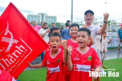 Ở lứa tuổi U10, đội Hạc Thành cũng mang đến màn trình diễn ấn tượng để lên ngôi vô địch sau chiến thắng thuyết phục với tỉ số 6 - 2 trước đội BVĐK Trí Đức Thành 2 trong trận chung kết.