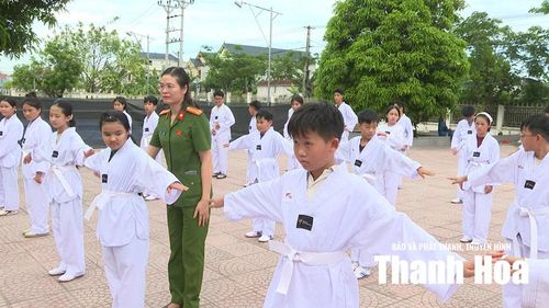 Cán bộ Công an xã An Nông trực tiếp hướng dẫn các em tập luyện các động tác.