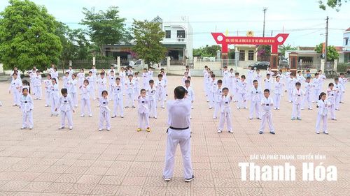 Thầy và trò hăng say tập luyện Taekwondo