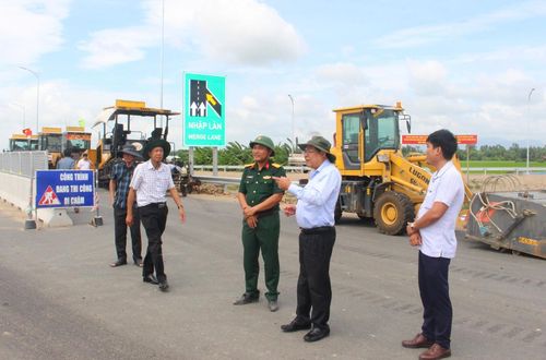Phó Chủ tịch UBND tỉnh An Giang Ngô Công Thức kiểm tra công trường và đôn đốc các nhà thầu thi công Dự án thành phần 1 thuộc Dự án đầu tư xây dựng đường bộ cao tốc Châu Đốc - Cần Thơ - Sóc Trăng, giai đoạn 1.