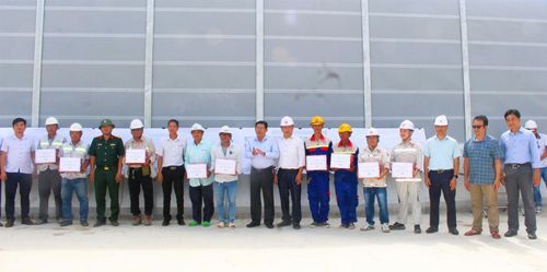 Phó Chủ tịch UBND tỉnh An Giang Ngô Công Thức tặng quà động viên kỹ sư, công nhân thi công tại công trường.