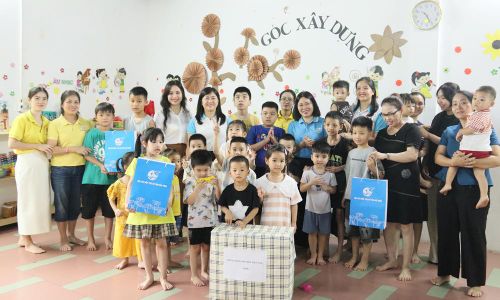 Đoàn công tác của Trung ương Hội Liên hiệp Phụ nữ Việt Nam và lãnh đạo Hội Liên hiệp Phụ nữ tỉnh tặng quà cô và trò Trung tâm Hỗ trợ phát triển giáo dục hòa nhập Hoa Hướng Dương.