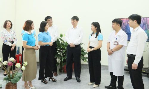 Các đại biểu tham quan, trao đổi một số hoạt động sẽ được thực hiện tại mô hình "Nhà an toàn cho phụ nữ và trẻ em".