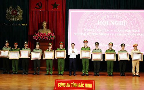  Đồng chí Lê Xuân Lợi trao Bằng khen của Thủ tướng Chính phủ cho các tập thể, cá nhân xuất sắc. 