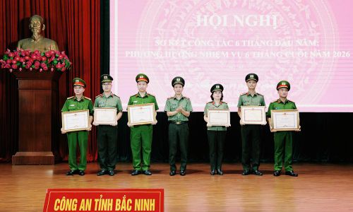  Thiếu tướng Bùi Duy Hưng trao Bằng khen của Bộ trưởng Bộ Công an cho các tập thể, cá nhân xuất sắc. 
