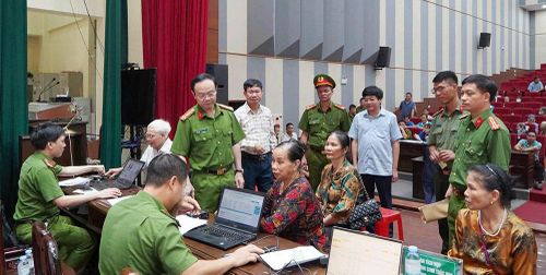 Đại tá Thân Văn Duy, Phó Giám đốc Công an tỉnh Bắc Ninh kiểm tra công tác thu nhận mẫu ADN của thân nhân liệt sĩ chưa xác định được danh tính tại phường Quế Võ.