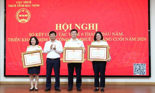  Đồng chí Ngô Tân Phượng trao Bằng khen của Thủ tướng Chính phủ cho các cá nhân thuộc ngành Thuế tỉnh hoàn thành xuất sắc nhiệm vụ được giao. 
