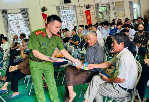 Cán bộ Công an tỉnh đẩy mạnh tuyên truyền pháp luật đến các tầng lớp Nhân dân.