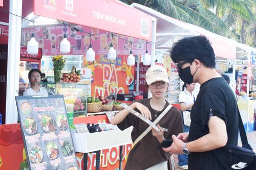 Khách Hàn Quốc trải nghiệm văn hóa ẩm thực bản địa tại Lễ hội Đà Nẵng Food Tour 2026. Ảnh: ĐOÀN GIA HUY