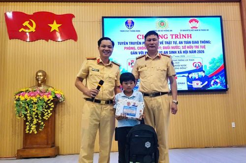 Trạm Cảnh sát giao thông Thăng Bình nhận đỡ đầu em Nguyễn Đình Sỹ học sinh lớp 6 cho đến khi học hết lớp 12. Ảnh: HỒNG NĂM