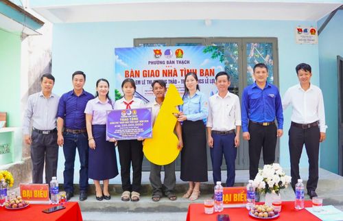 Đoàn Thanh niên, Hội Liên hiệp Thanh niên và Hội Đồng đội phường Bàn Thạch bàn giao công trình “Ngôi nhà tình bạn” cho Lê Thị Phương Thảo. Ảnh: LƯƠNG NHẪN