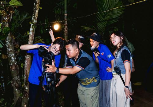 Đội hình Truyền thông thực hiện hàng chục sản phẩm truyền thông, đăng tải trên các nền tảng số, góp phần lan tỏa lễ hội, văn hóa và vùng đất Trà Leng đến người dân và du khách. Ảnh: ĐVCC