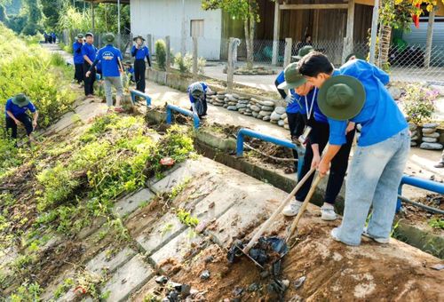 Đoàn viên, thanh niên ra quân dọn dẹp vệ sinh, chỉnh trang khuôn viên tổ chức Lễ hội Quế Trà Leng lần thứ 1 tại khu dân cư Bằng La. Ảnh: ĐVCC