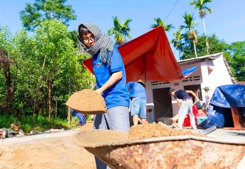 Đoàn viên, thanh niên xung kích tham gia sửa chữa nhà cho hộ bà Nguyễn Thị Hải (thôn Trước Đông, xã Bà Nà). Ảnh: ĐVCC