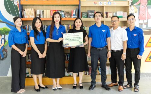 Đoàn Trường Đại học Kinh tế (Đại học Đà Nẵng) tặng công trình thanh niên “Tủ sách tri thức” cho Trường THCS Đỗ Thúc Tịnh (xã Hòa Tiến). Ảnh: ĐVCC