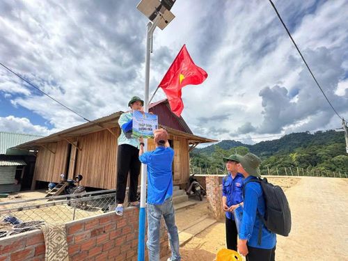 Đoàn viên, thanh niên Trường Cao đẳng Đà Nẵng thực hiện công trình “Thắp sáng đường biên” tại thôn H’Juh (xã Hùng Sơn). Ảnh: ĐVCC
