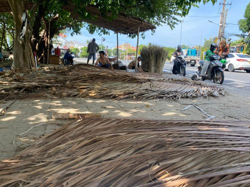 Nguyên liệu lá dừa đã được phơi khô. Ảnh: HOÀNG LIÊN